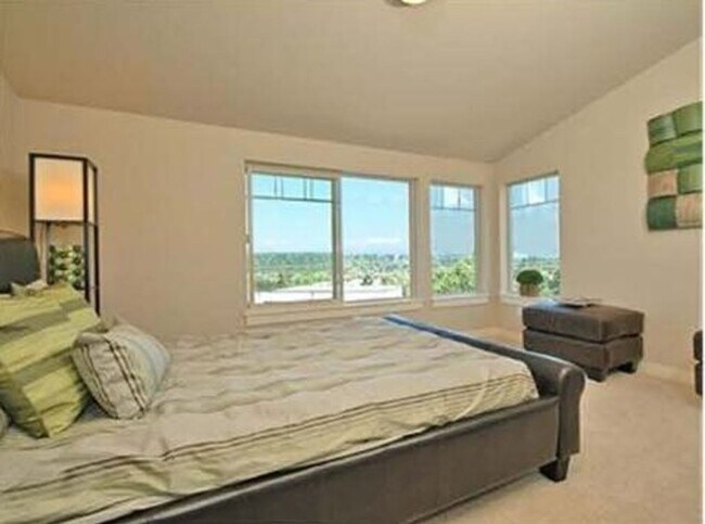 Building Photo - Beautiful townhouse 3 beds 2.5 baths.