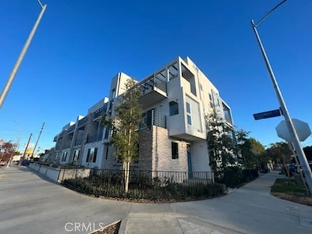 Building Photo - 14614 Vanowen St