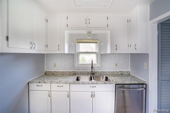 Building Photo - 577 E Brickley Ave