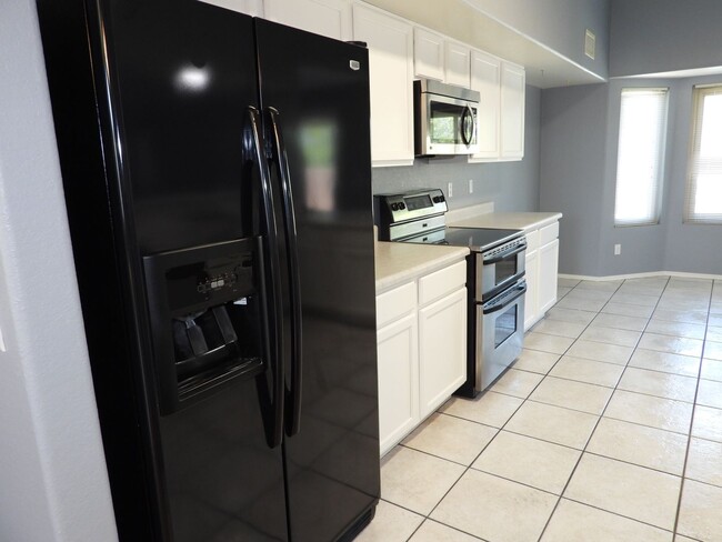 Building Photo - 5 bedroom 3 bath