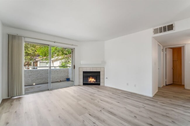 Building Photo - Upgraded Condo with Pool Views!