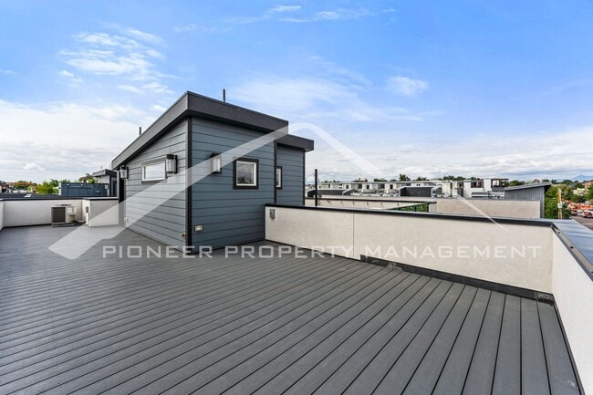 Building Photo - Spacious Townhouse with Washer/Dryer and G...