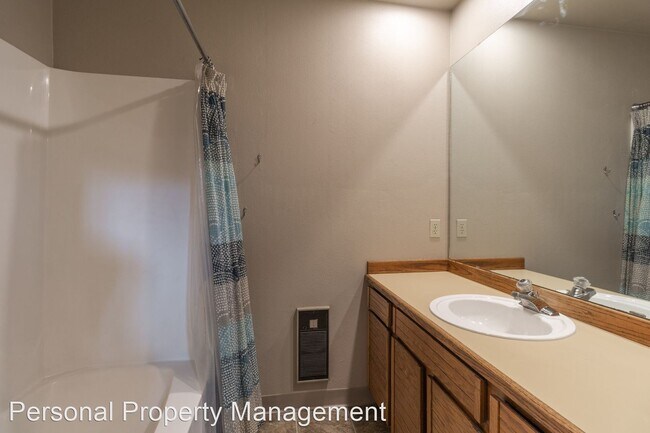 Building Photo - 2 br, 2.5 bath House - 7816 NE Loowit Loop...
