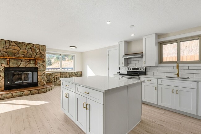 Building Photo - Bright & Beautiful Foothills Home Just Minutes from Downtown Boulder