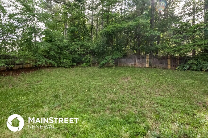 Building Photo - 8560 Glenwoods Dr