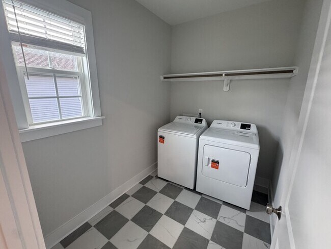 Building Photo - 3 Bed 2.5 Bath Brand New Townhome