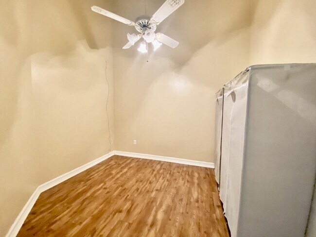 Building Photo - Top-Floor 2 Bedroom / 2 Bath Condo in The Meridian – Gated Community!