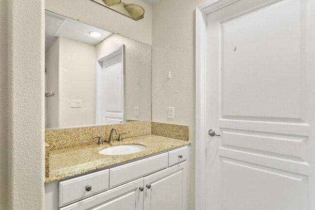 Building Photo - Irvine 2 Bed, 2 Bath With Amenities!!