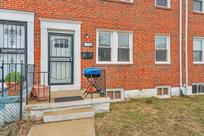 Building Photo - 3706 W Franklin St
