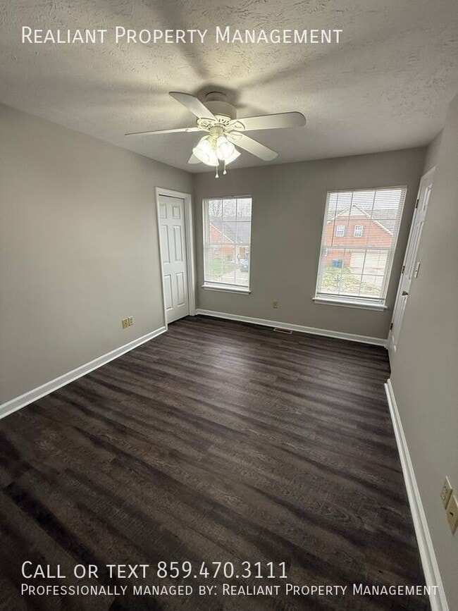 Building Photo - 221 Tanbark Dr