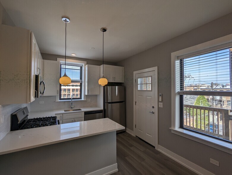 Building Photo - 3935 N Janssen Ave