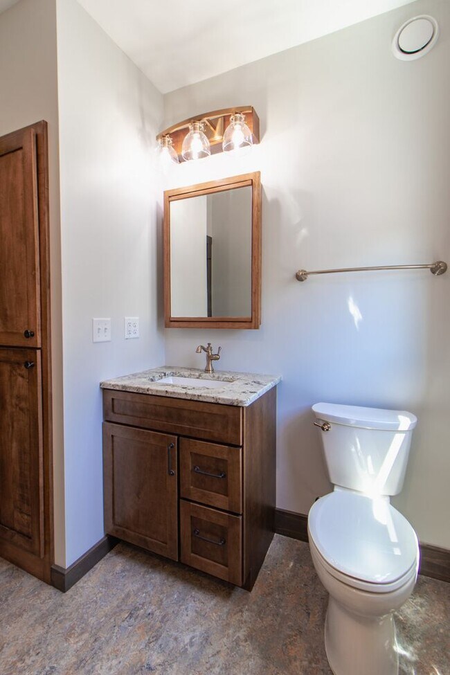 Building Photo - AVAILABLE AUGUST - Beautifully Renovated 2 bed/1bath Home on PARK POINT