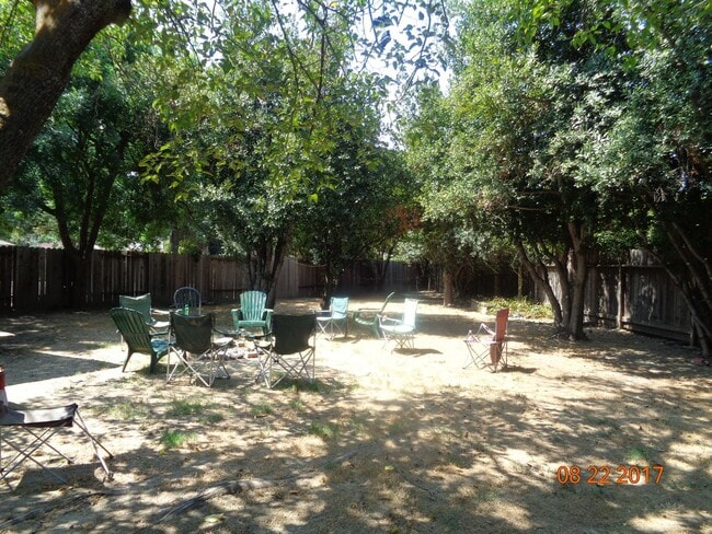 Building Photo - 1205 Duke Dr