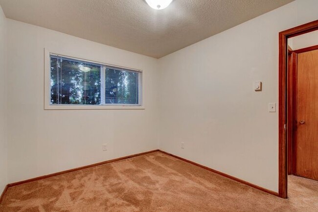 Building Photo - Amazing 2 bedroom close to EVERYTHING!! ! ...