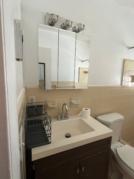 Building Photo - 728 SE 19th Ave