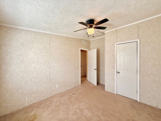 Building Photo - Lovely spacious home-3 bedroom-2 bathrooms-all appliances