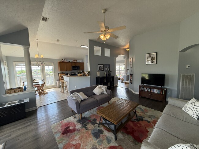 Building Photo - 650 Little Farm Rd