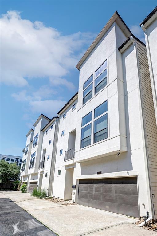 Building Photo - 930 W 22nd St