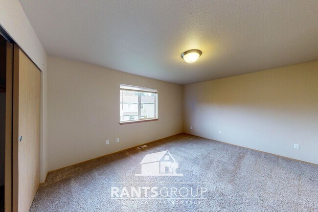 Building Photo - Great Location! Easy JBLM Commute!