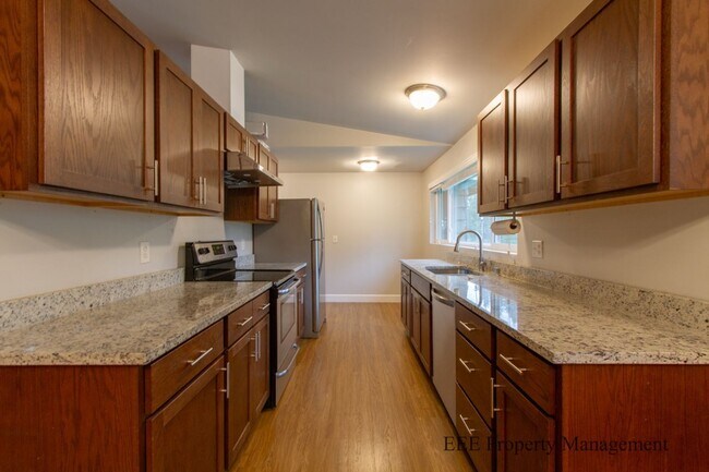 Building Photo - Bellevue Home in Phanton lake Area