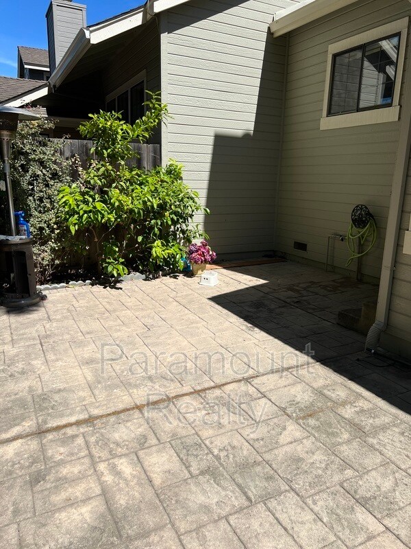 Building Photo - 600 Praderia Cir