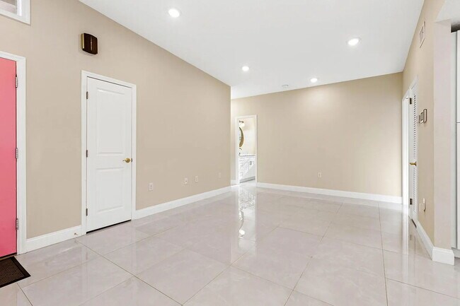 Building Photo - BEAUTIFULLY REMODELED 3-BEDROOM TAMPA HOME | SUNROOM | MODERN INTERIOR