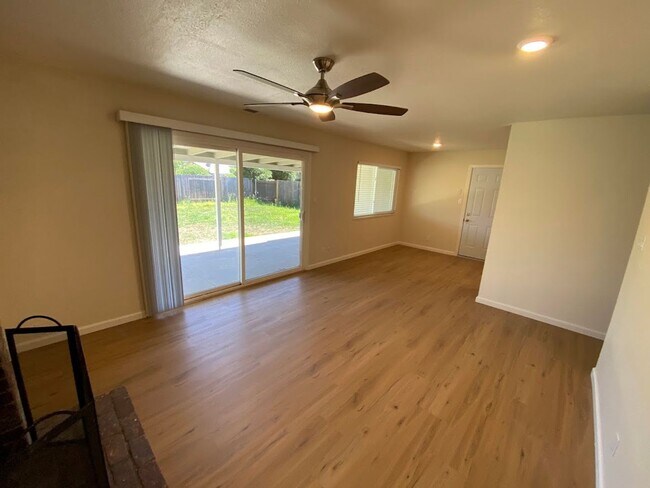 Building Photo - Renovated 3 Bed 1 Bath Home near Bradshaw and highway 50 in Rancho Cordova