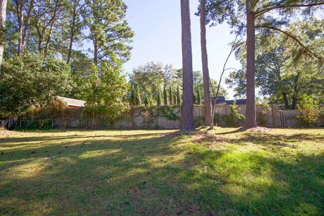 Building Photo - 330 Conifer Dr