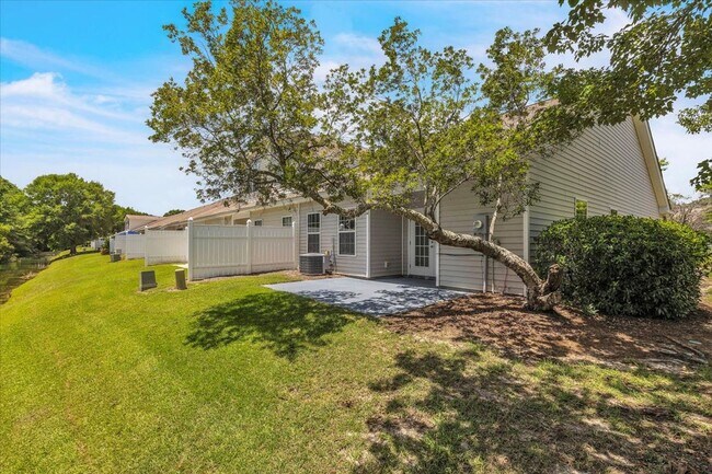Building Photo - Better Than New 3 Bed/2 Bath Townhome in S...