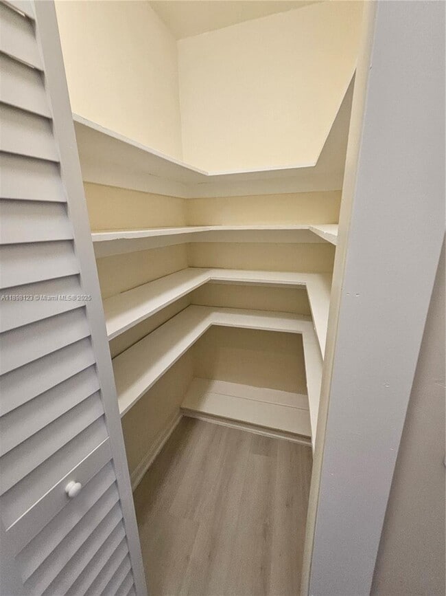 Building Photo - 834 Raymond St