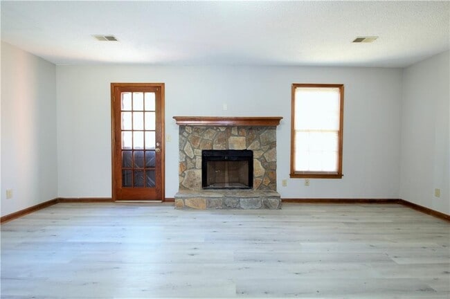 Building Photo - 585 Wayside Dr