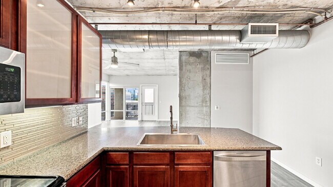 Building Photo - $2,820.95- 2 bed, 1 bath Condo in the heart of Denver with In Unit Laundry!