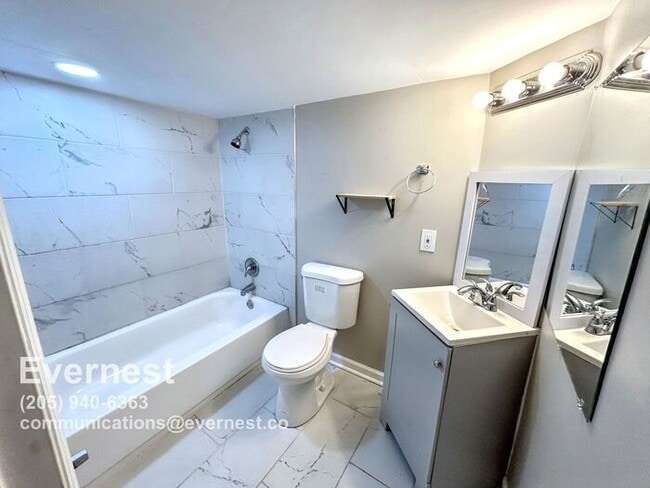 Building Photo - 3 Bed, 2 Bath Home with Fenced Yard / Pet-Friendly / Vouchers Accepted / Available Now!