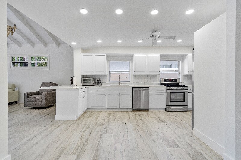 Building Photo - 411 Poinciana Dr