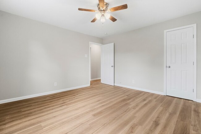 Building Photo - 407 Lovera Blvd
