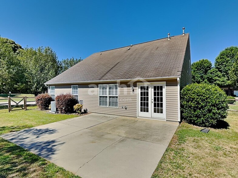 Building Photo - 112 Golden Valley Dr