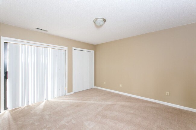 Building Photo - Chic & Spacious Townhome – 3 Beds, 3 Baths...