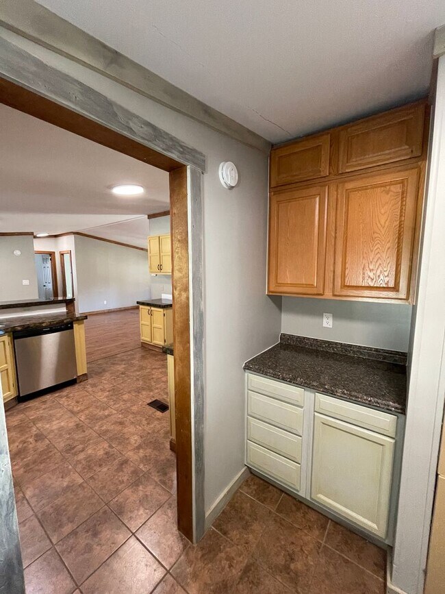 Building Photo - Country with the convenience of city locat...