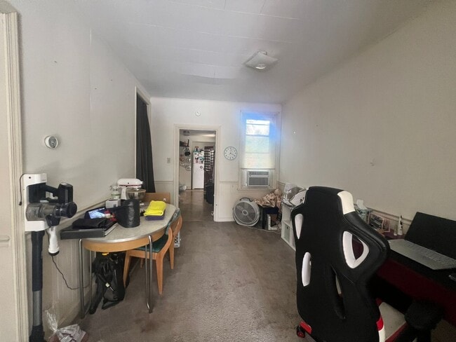 Building Photo - 2-bedroom, 1.5-bathroom home located in th...