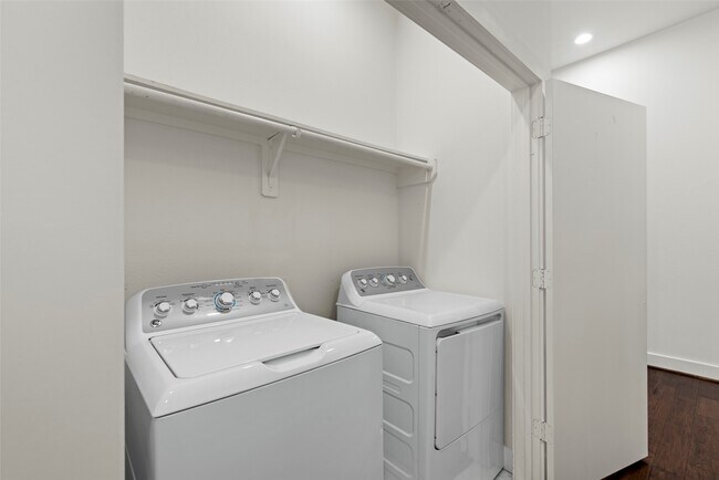 Building Photo - 847 Rachel St