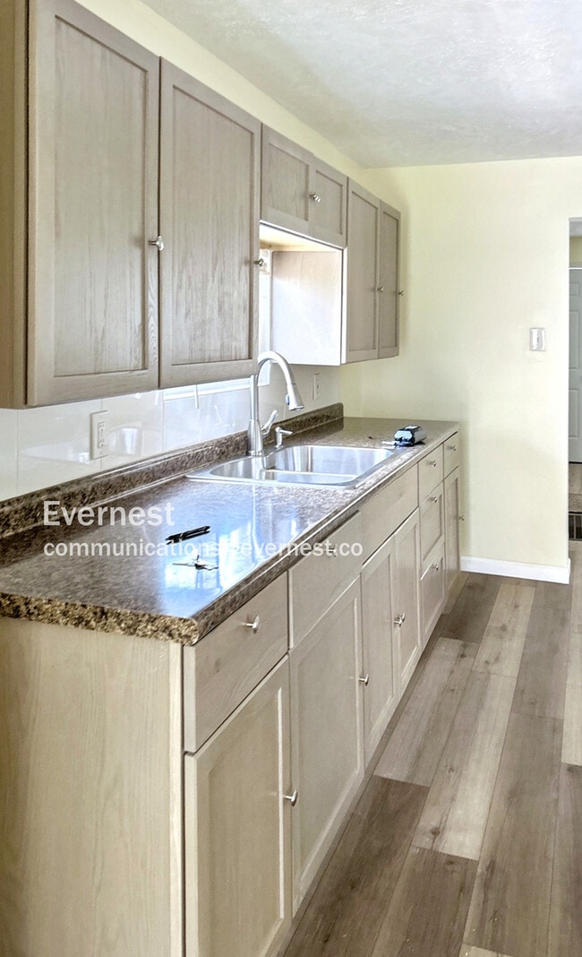 Building Photo - 1050 Holmden Ave