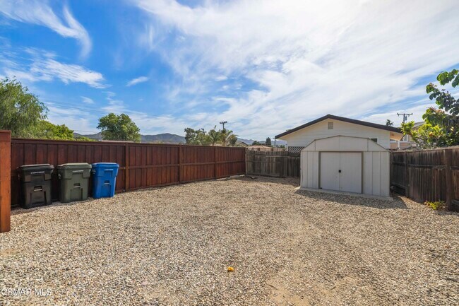 Building Photo - 865 W Hillcrest Dr