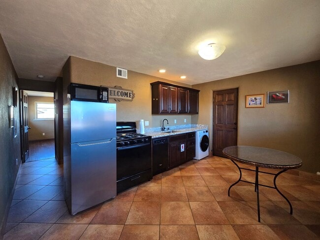 Building Photo - 1506-A Agua Fria St