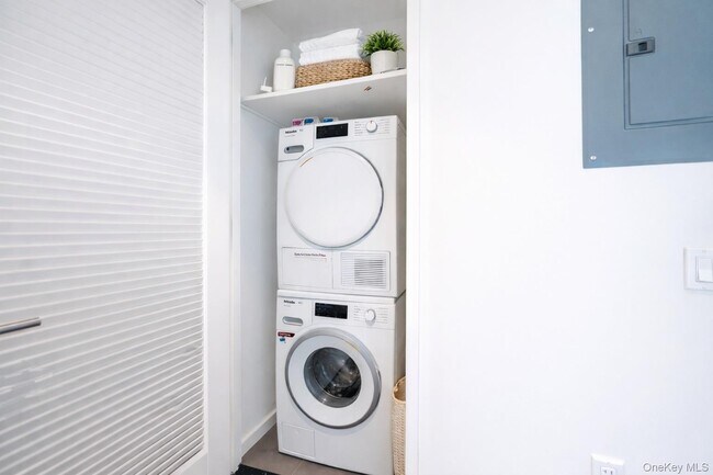 Building Photo - 133-27 39th Ave