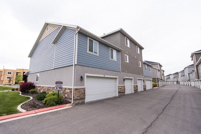 Building Photo - Amazing Townhome in Edgewater Community