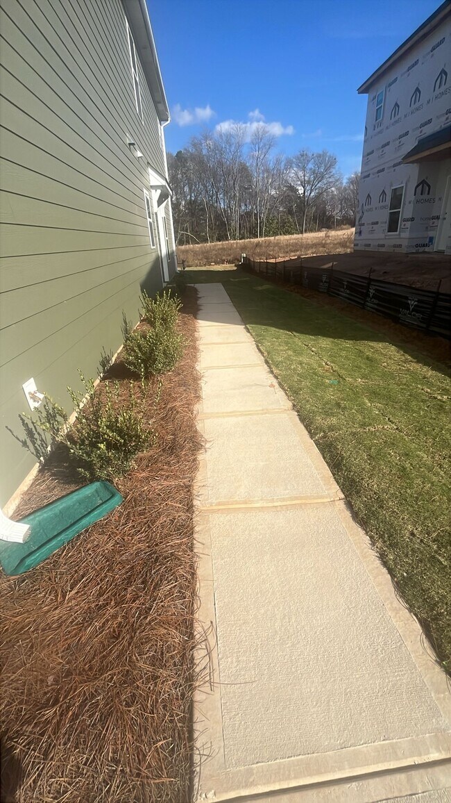 Building Photo - 761 Kitfox Dr NW