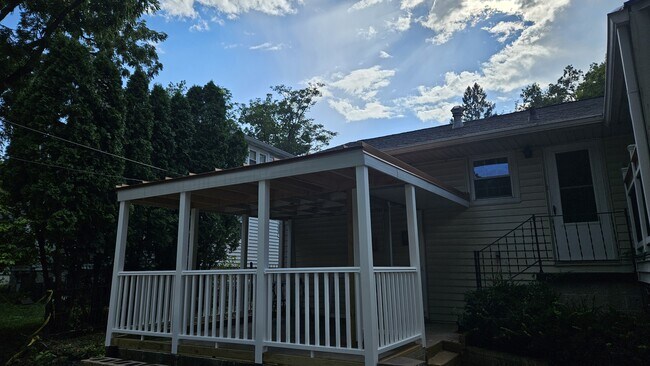 Building Photo - 509 S Swain Ave