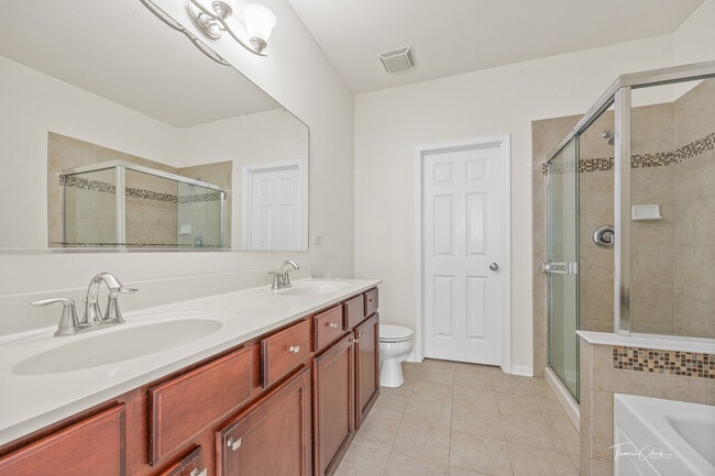 Building Photo - 2528 Dunraven Ave