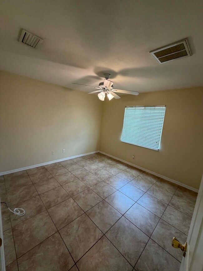 Building Photo - Your Dream Home Awaits in Port Charlotte!