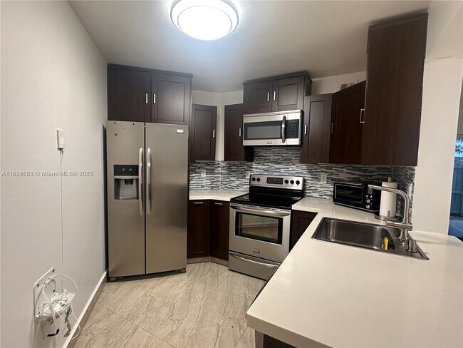 Building Photo - 9423 Fontainebleau Blvd